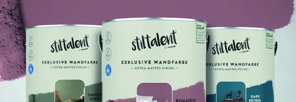 Drei Farbdosen in Grün-, Rosa- und Blautönen